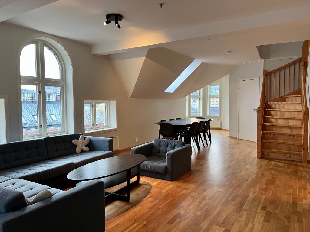 Hotel Vetrlidsallmenningen 4, a living room with a couch and a table at Vetrlidsallmenningen 4 in Bergen