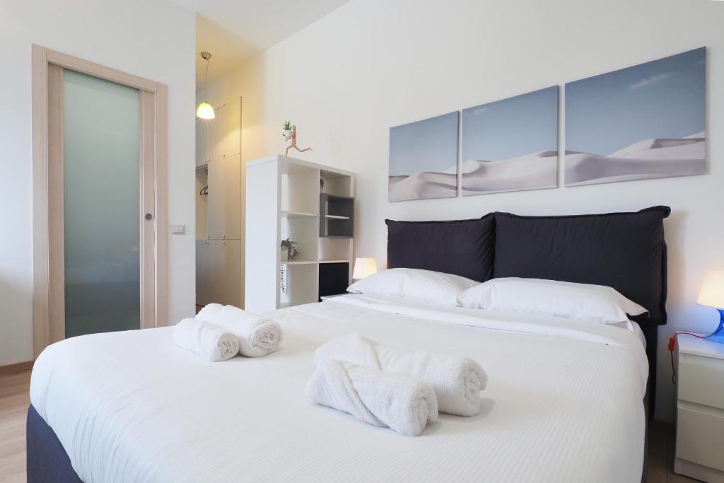 a bedroom with two white towels on a bed at Primopiano - Avogadro in Milan