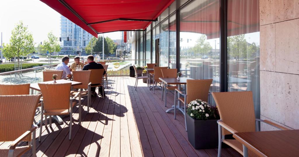 Un restaurante o sitio para comer en Clarion Congress Hotel Olomouc