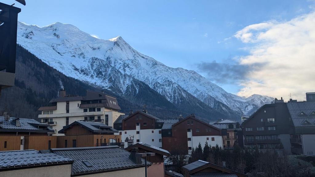 Une montagne au fond d'une ville avec des maisons dans l'établissement Central Mont Blanc View Apartment, balcony, free parking, à Chamonix-Mont-Blanc