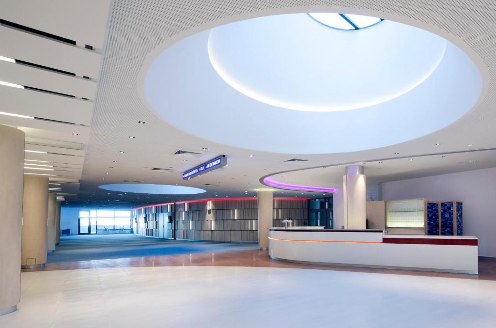 vestíbulo de un edificio con techo grande en Clarion Congress Hotel Olomouc, en Olomouc