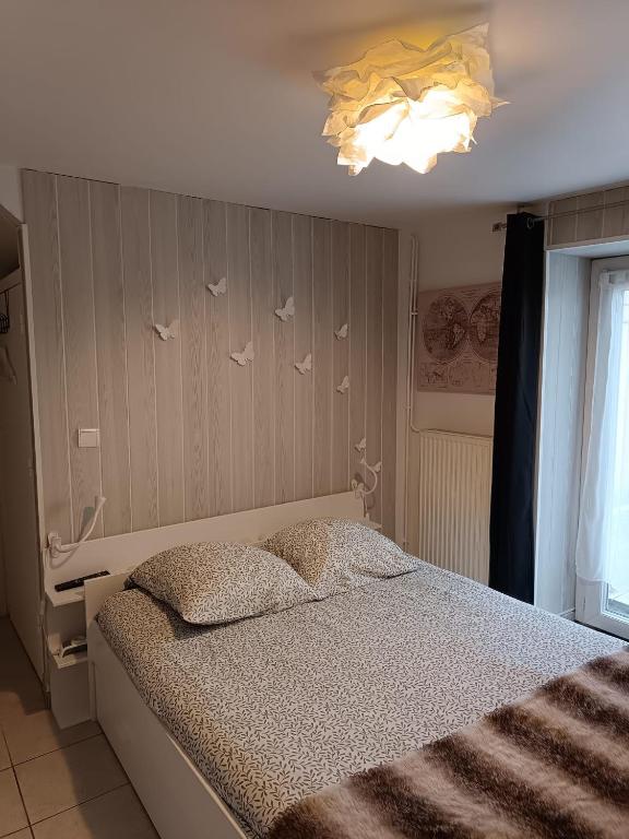 - une chambre avec un lit avec des oiseaux sur le mur dans l'établissement La Savouè - Chambre, à Francin