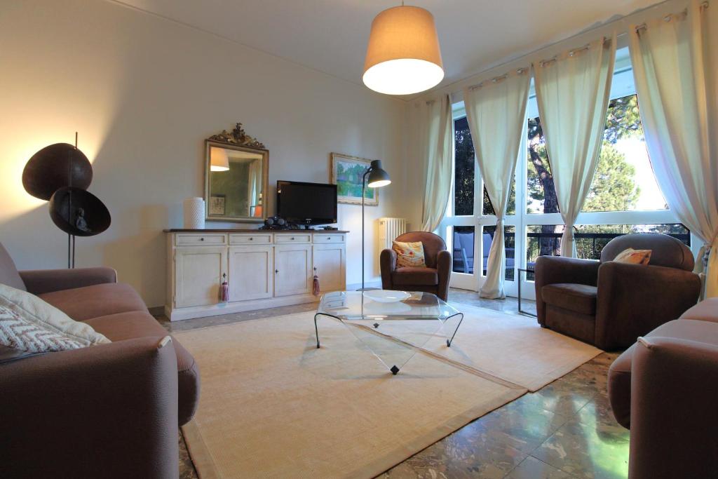 a living room with a couch and a coffee table at Dal Molin Apartment, Garda Lake, Ac, Fitness, Jacuzzi in Desenzano del Garda