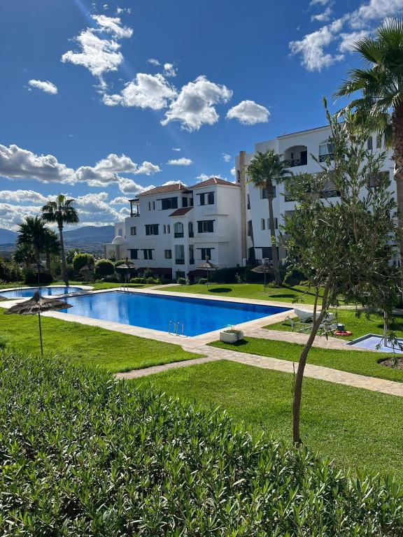 Bazén v ubytování Lilac's Garden vue piscine nebo v jeho okolí
