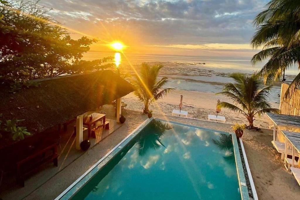 Bazén v ubytování Sirom Beach House nebo v jeho okolí