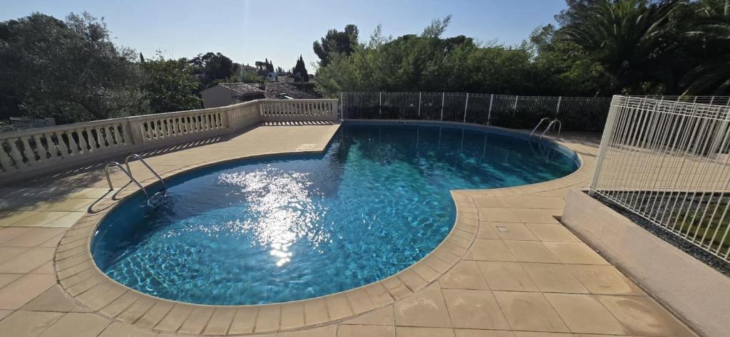 une grande piscine entourée d'une clôture. dans l'établissement Bright apartment with terrace in Saint-Raphaël, à Saint-Raphaël