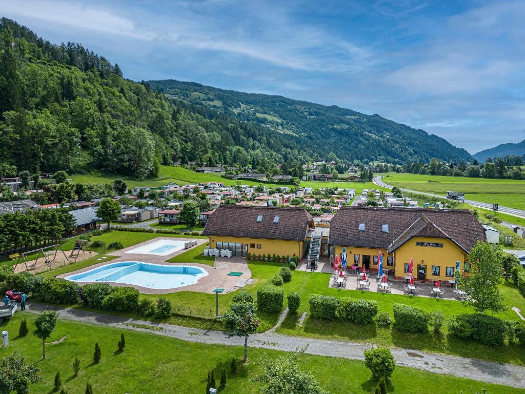 una vista aerea di una casa con piscina di Albatross Mobile Homes on Camping Bella Austria a Sankt Peter am Kammersberg