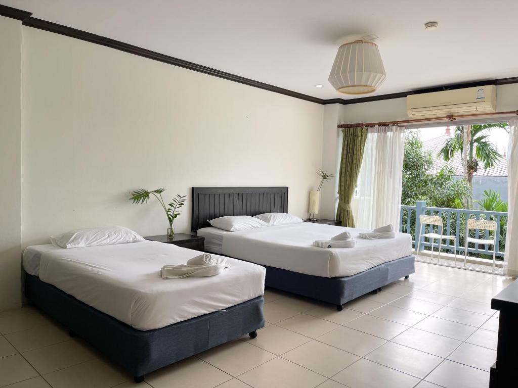 
Family Room (3 Adults)
