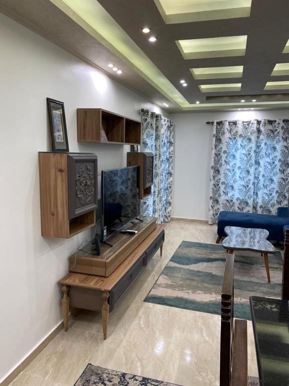 TV a/nebo společenská místnost v ubytování Piramid,s Elhmam city apartments sea view