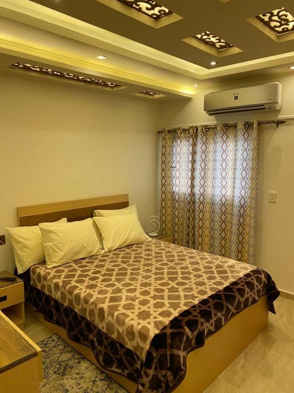 Postel nebo postele na pokoji v ubytování Piramid,s Elhmam city apartments sea view
