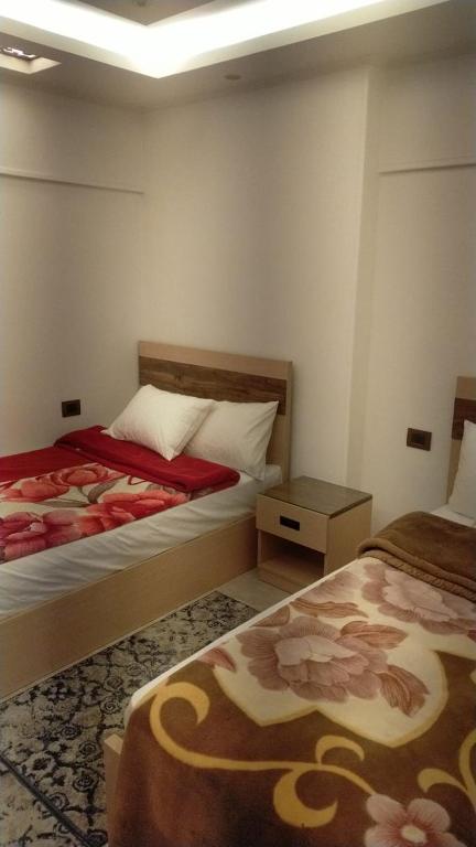 Postel nebo postele na pokoji v ubytování Piramid,s Elhmam city apartments sea view