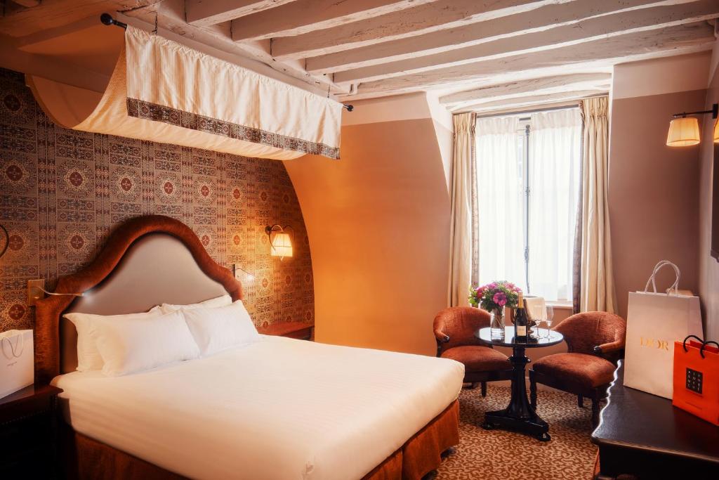 Ένα ή περισσότερα κρεβάτια σε δωμάτιο στο Hotel Odeon Saint-Germain