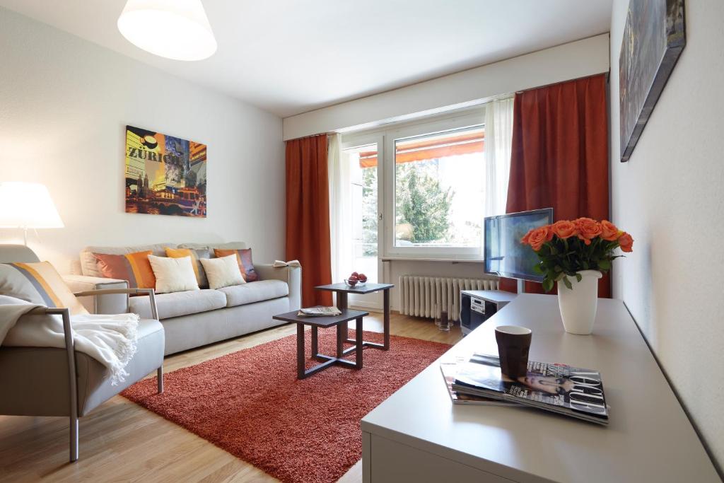 een woonkamer met een bank en een tafel bij CITY STAY - Nordstrasse in Zürich