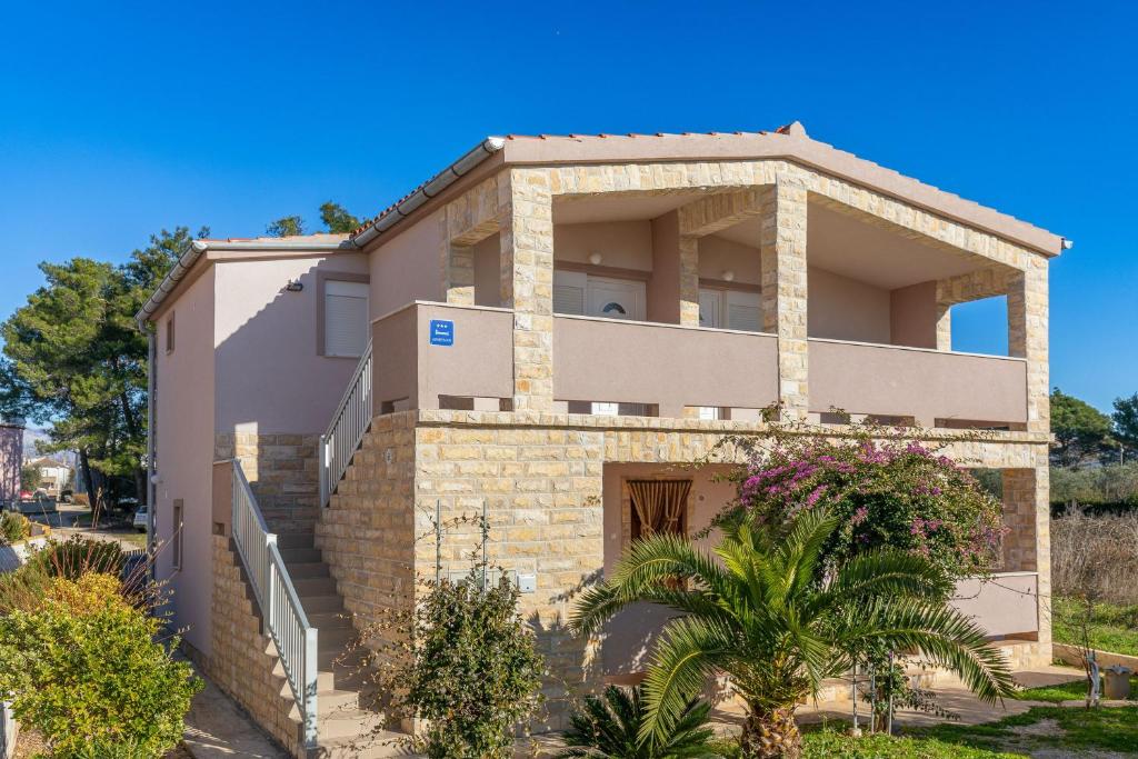 a house in a villa with palm trees at Bojo, No 2 in Vir