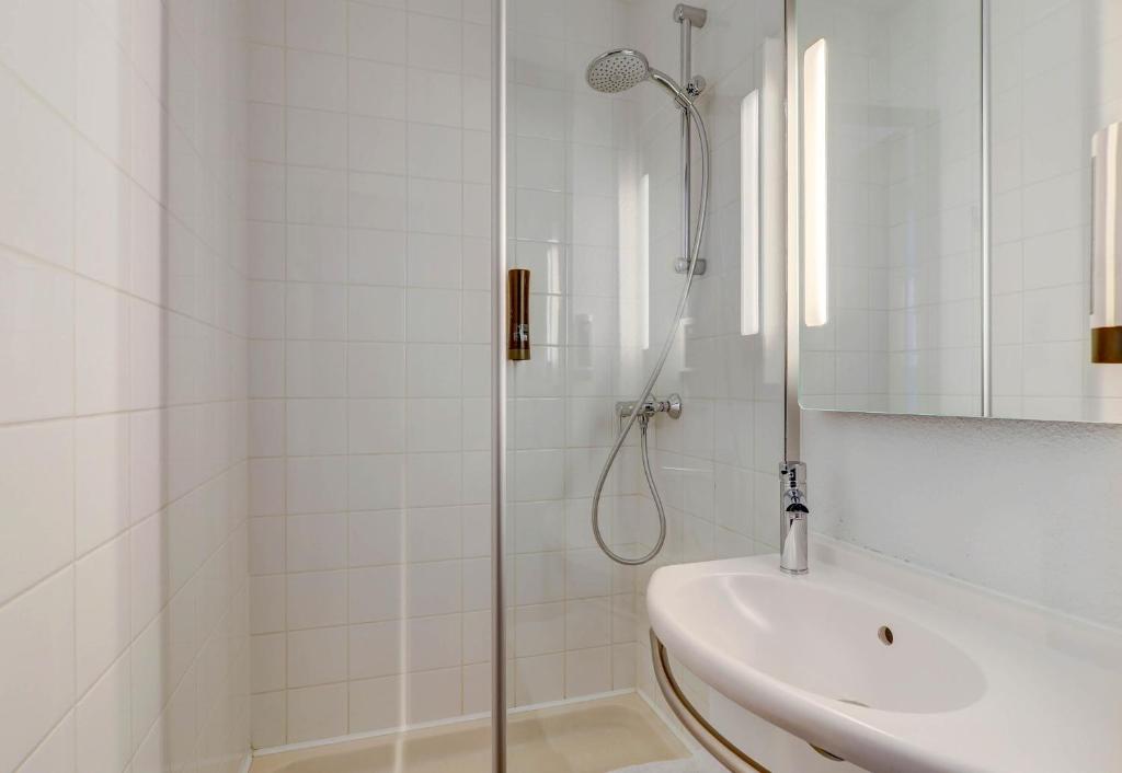 Koupelna v ubytování B&B HOTEL Montluçon Saint-Victor