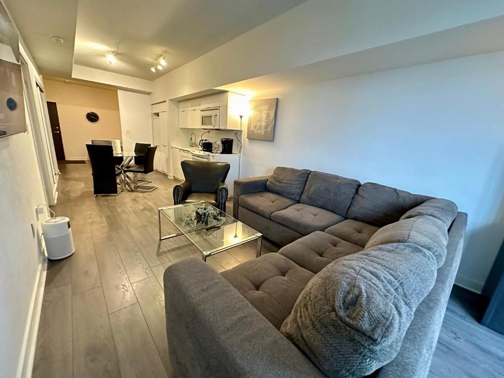 Area tempat duduk di Comfy 1Bdrm den 2Baths with 3 real beds plus parking