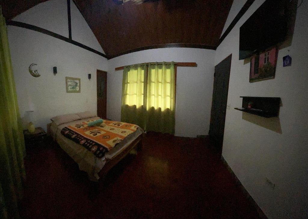 Postel nebo postele na pokoji v ubytování Hostal La India