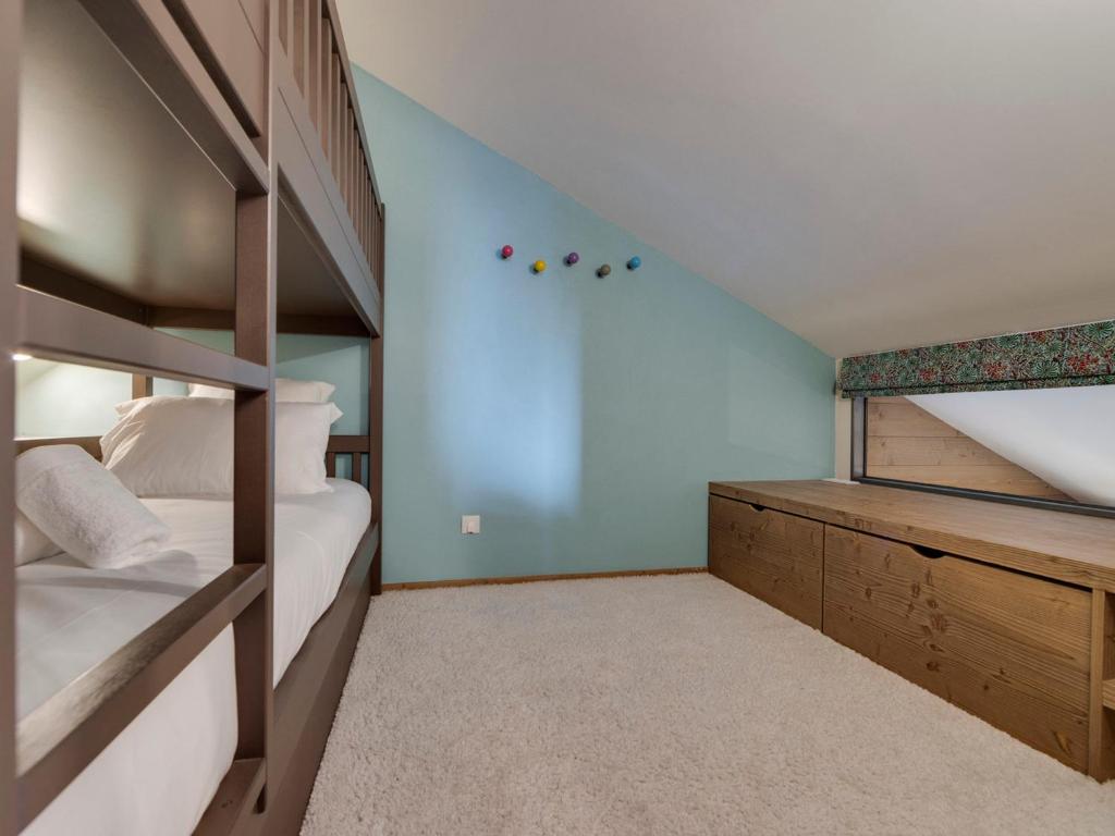 Posteľ alebo postele v izbe v ubytovaní Appartement Duplex Rénové: 3 Pièces, 40m², Parking, Proche Centre Val d'Isère - FR-1-567-96