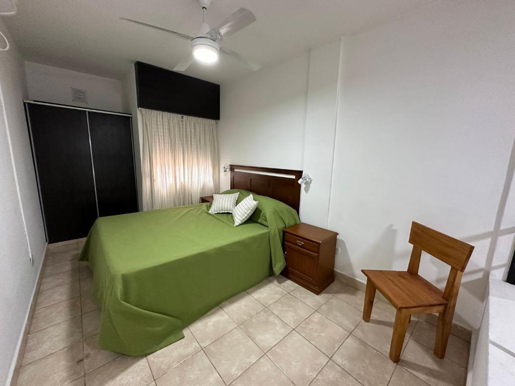 Ένα ή περισσότερα κρεβάτια σε δωμάτιο στο Duplex enfrente al hospital Masvernat con estacionamiento