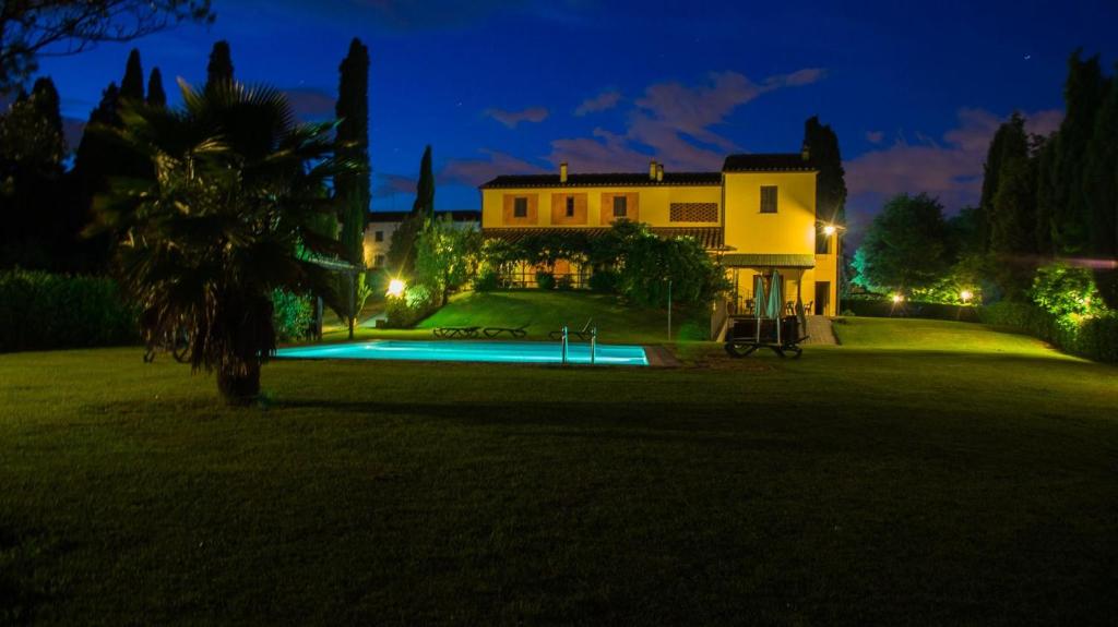 Basen w obiekcie Agriturismo Fattoria Rozzalupi lub w pobliżu