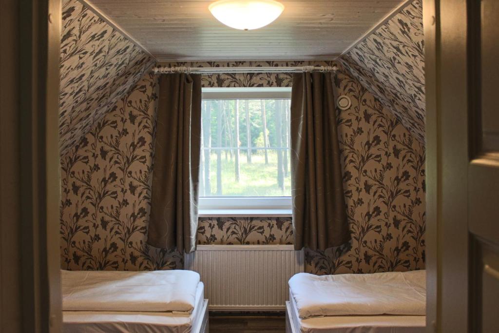 Pokój z 2 łóżkami i oknem w obiekcie Vanaõue Holiday Home w mieście Kalana
