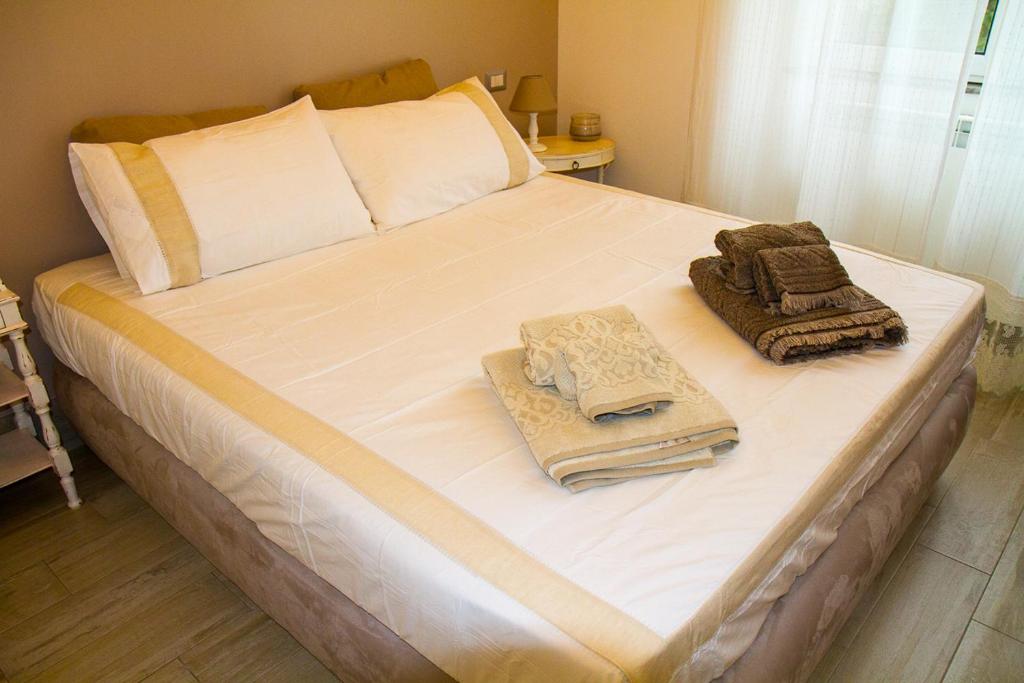 a bed with towels and pillows on it at Si.Ca.Li. al Vaticano in Rome