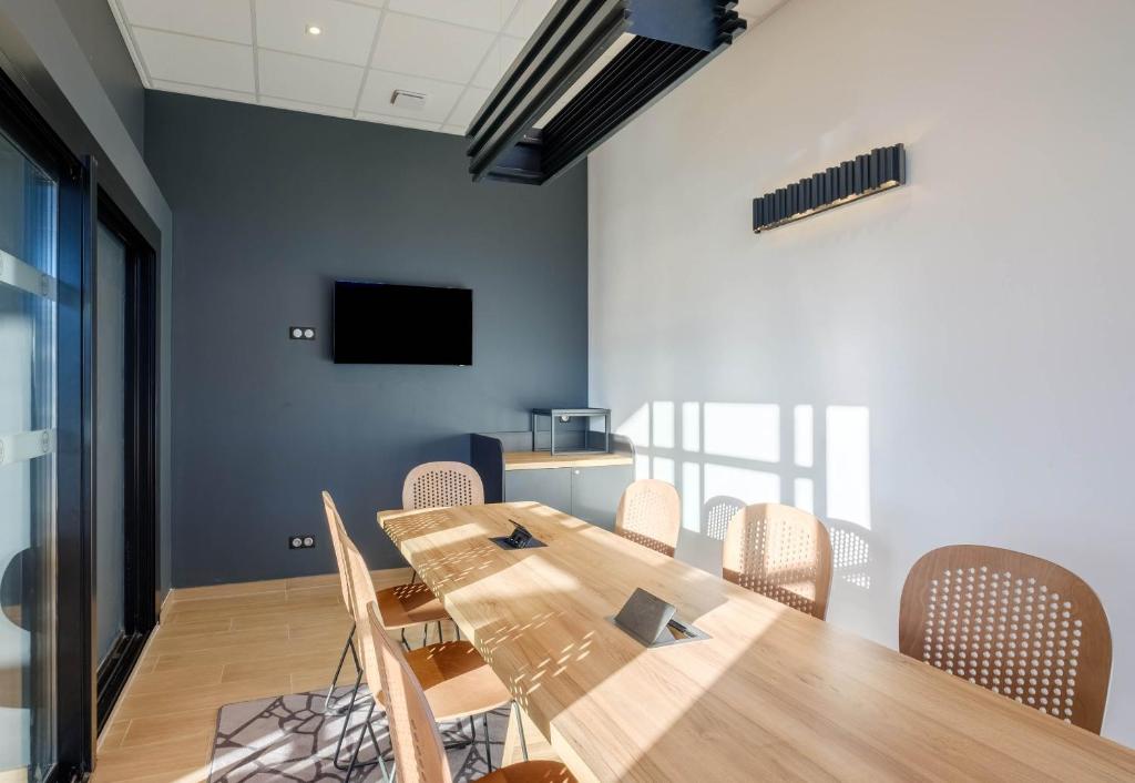 B&B HOTEL Nice Stade Rivieraにあるテレビまたはエンターテインメントセンター