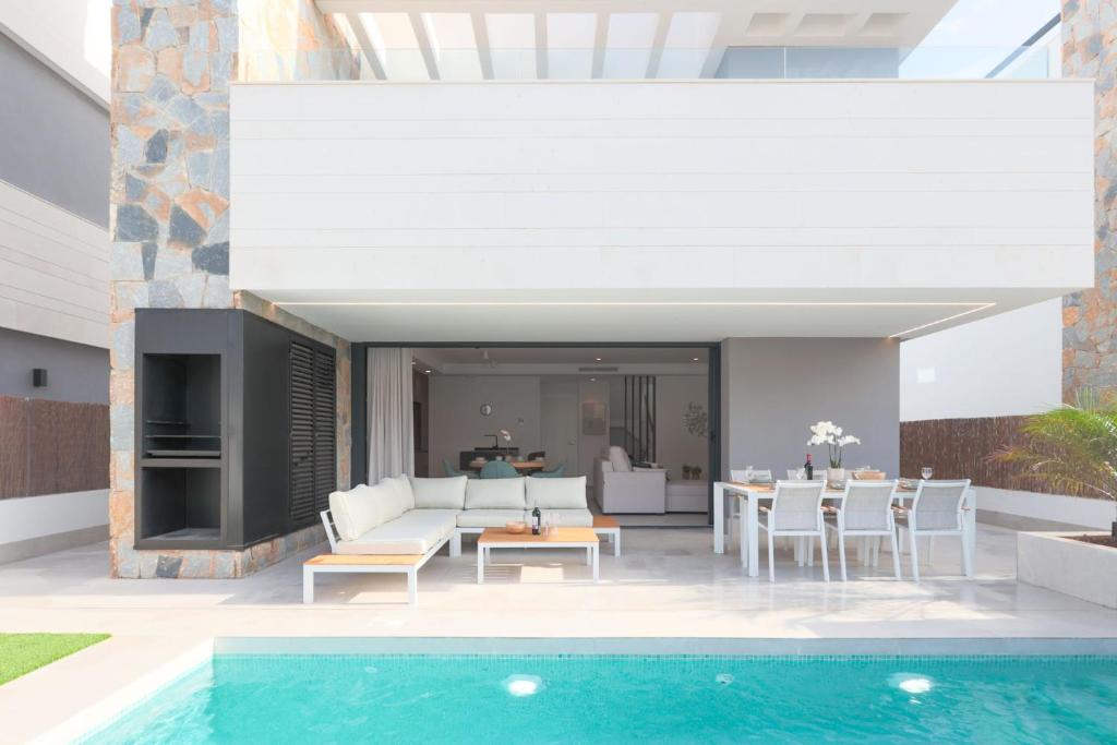 Bazén v ubytování Villa Almendro Santa Rosalia Lake and Life Resort by PREMIUM SPAIN PROPERTIES nebo v jeho okolí