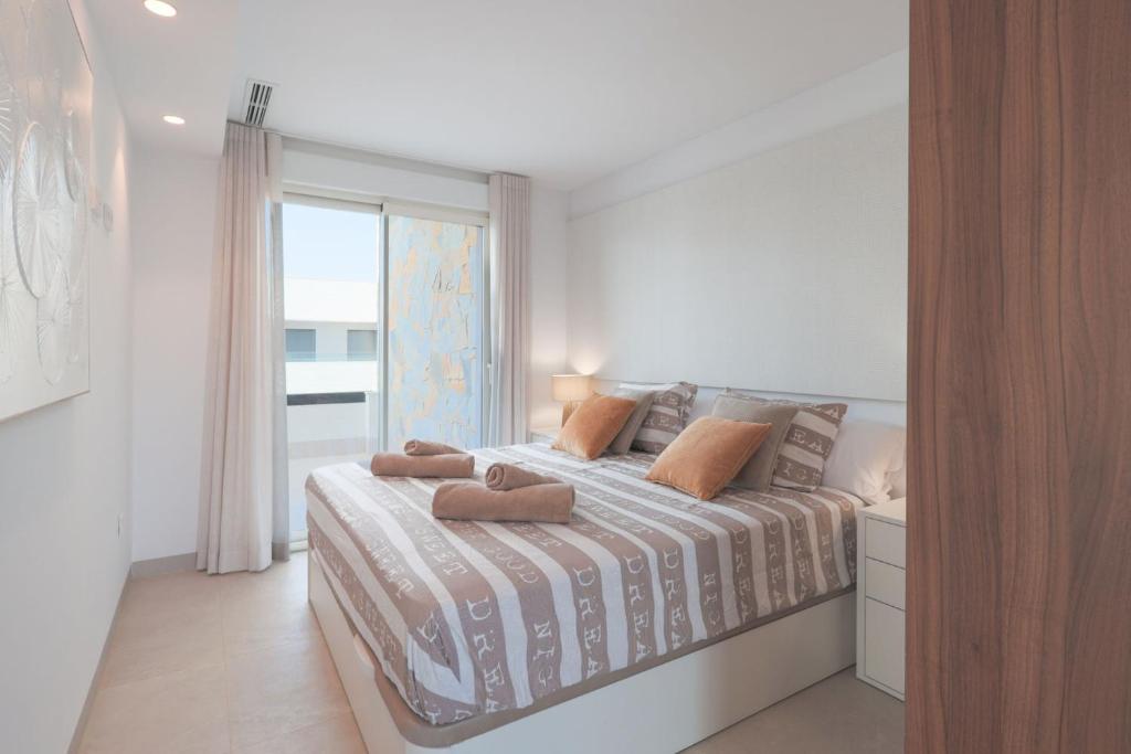 Postel nebo postele na pokoji v ubytování Villa Almendro Santa Rosalia Lake and Life Resort by PREMIUM SPAIN PROPERTIES