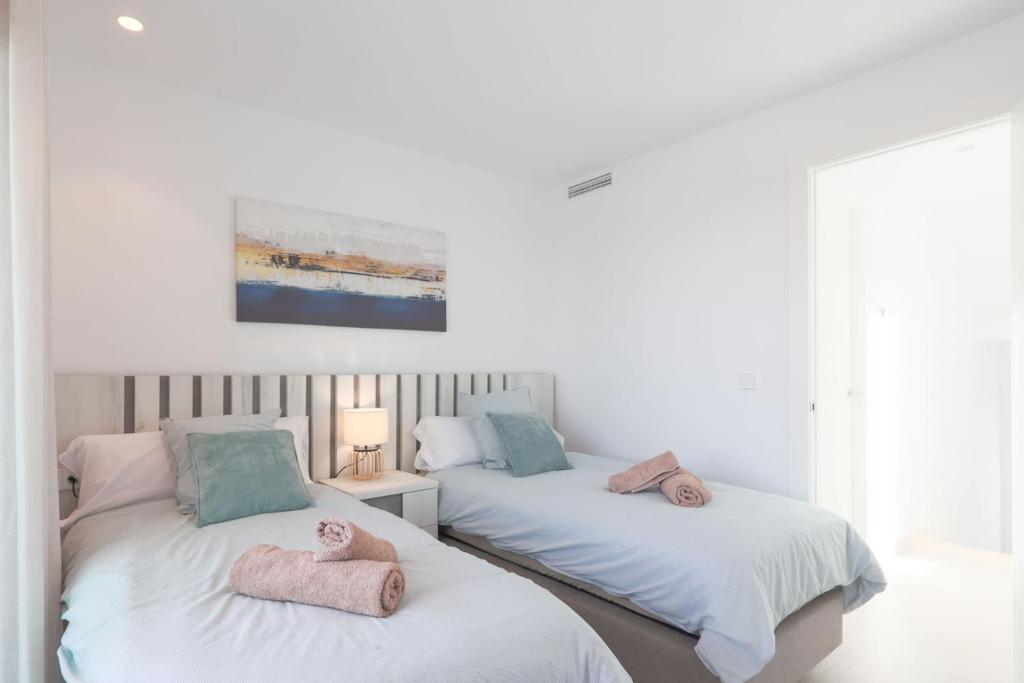 Postel nebo postele na pokoji v ubytování Villa Almendro Santa Rosalia Lake and Life Resort by PREMIUM SPAIN PROPERTIES