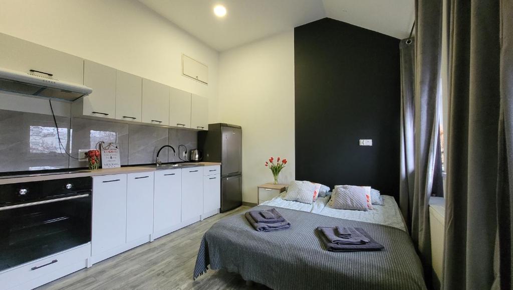 クフィジンにあるApartamenty Parkowe nr 9のキッチン(ベッド2台付)