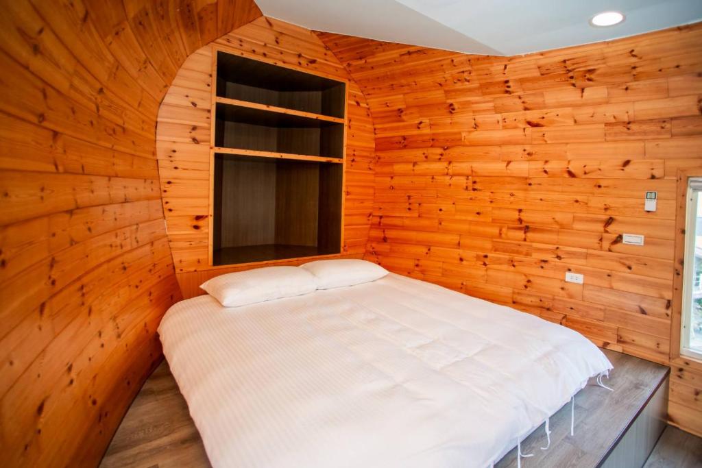 Postel nebo postele na pokoji v ubytování 峰樹屋