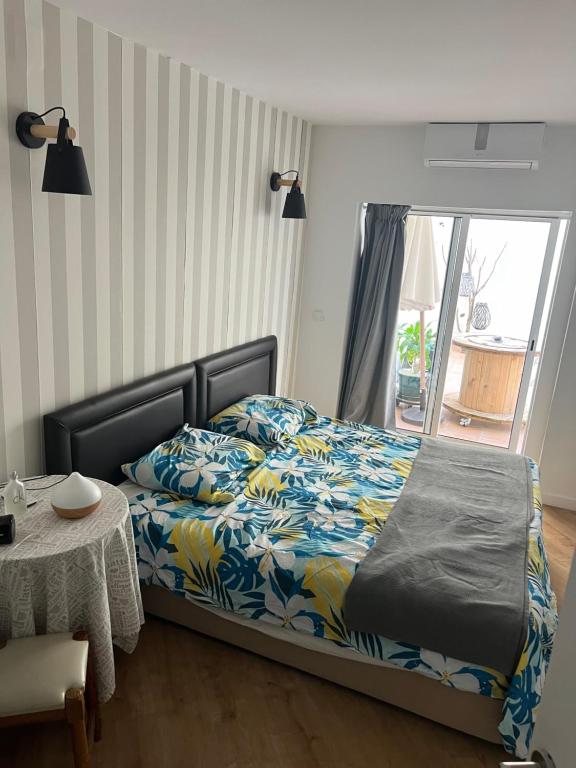 Ένα ή περισσότερα κρεβάτια σε δωμάτιο στο Apartamento para férias 2 minutos da praia Costa da Caparica