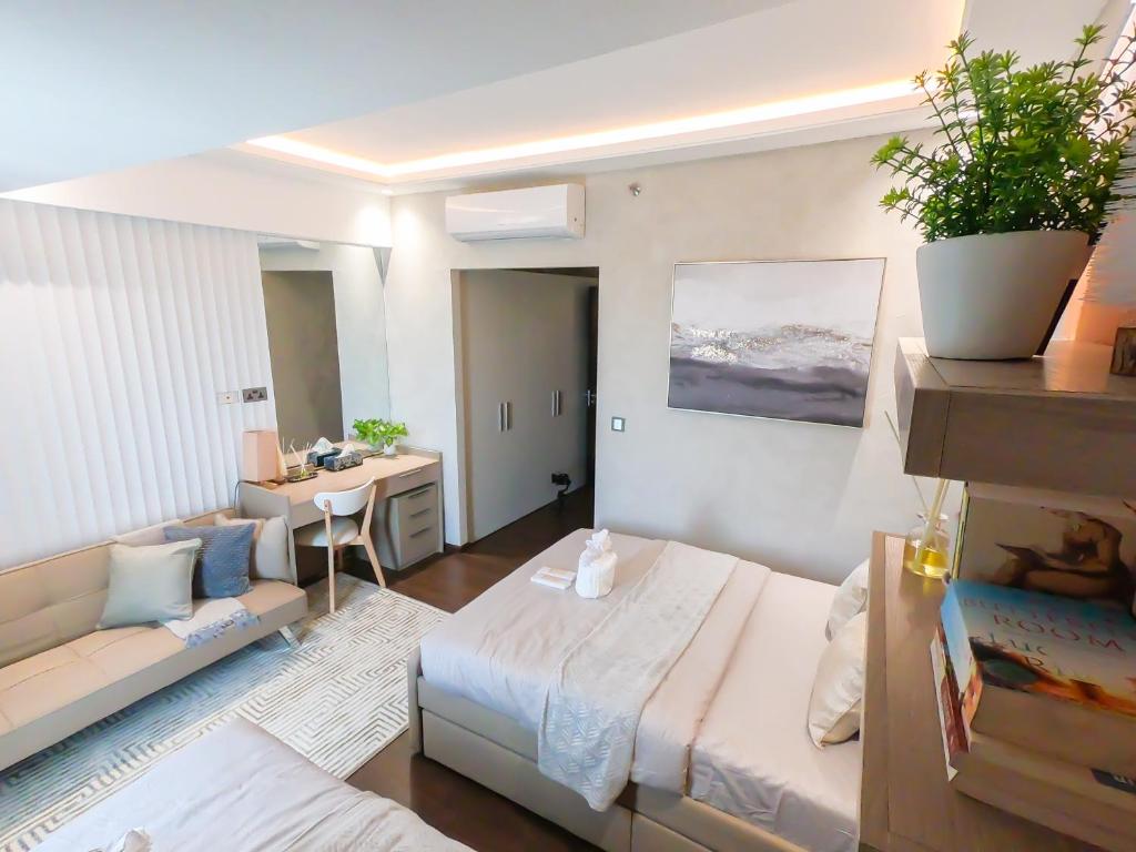 Postel nebo postele na pokoji v ubytování 1 Bedroom Apartment in Aeon Towers I City Views I Free Wi-fi, Gym and Pool
