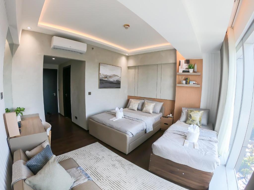 Postel nebo postele na pokoji v ubytování 1 Bedroom Apartment in Aeon Towers I City Views I Free Wi-fi, Gym and Pool