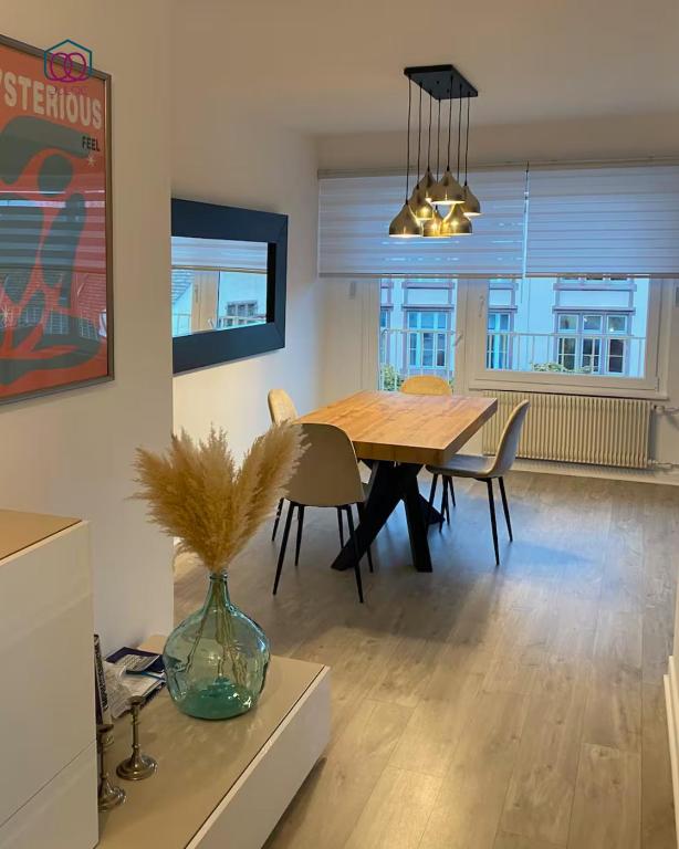 une salle à manger avec une table et des chaises en bois dans l'établissement L'Exclusif - Strasbourg, à Strasbourg