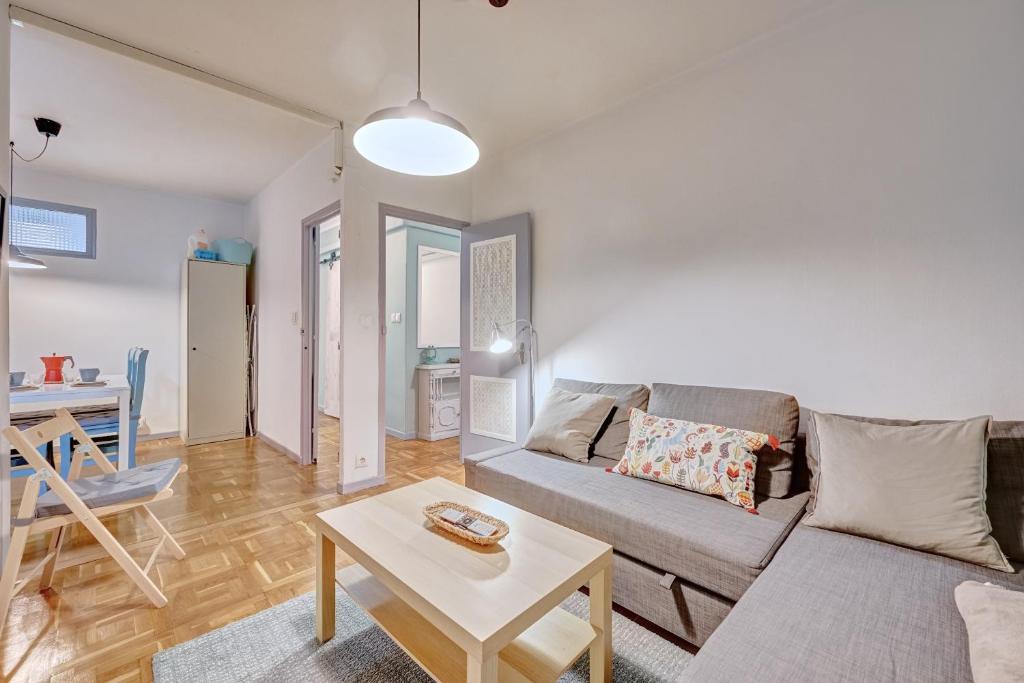 una sala de estar con un sofá y una mesa en Dormitalería, en Pamplona