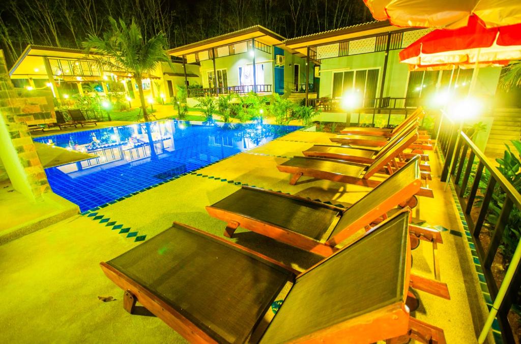 Bazén v ubytování Chomphu Resort nebo v jeho okolí