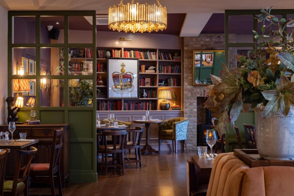 The Royal Forest - A Heartwood Inn photo