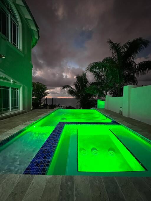 Bazén v ubytování Mosaic luxury Villa nebo v jeho okolí