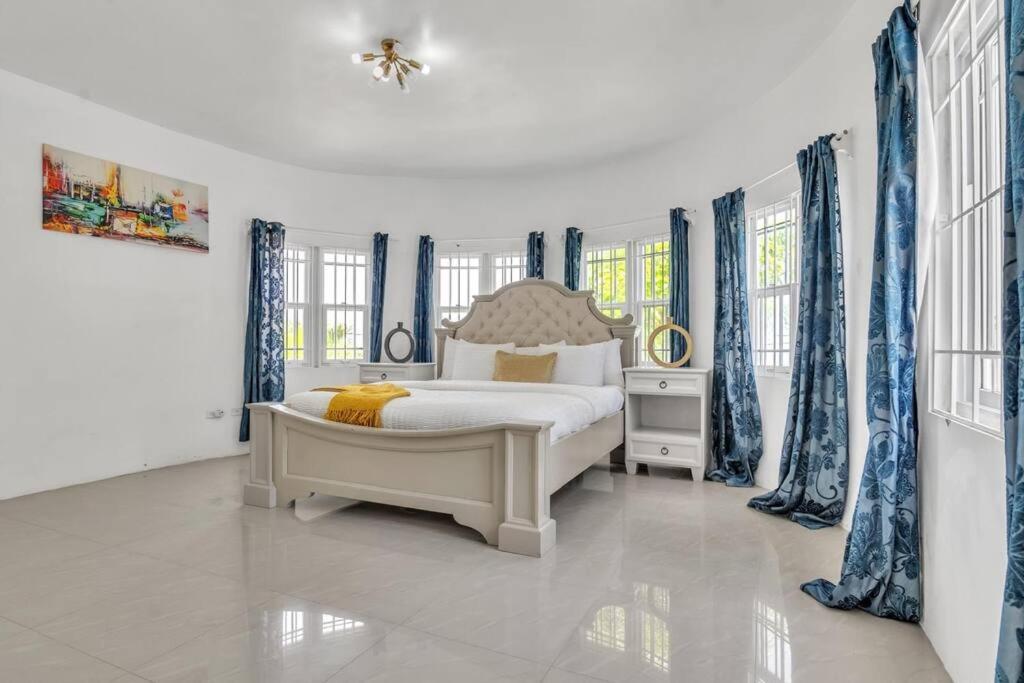 Postel nebo postele na pokoji v ubytování Mosaic luxury Villa