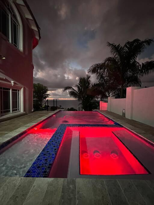 Bazén v ubytování Mosaic luxury Villa nebo v jeho okolí
