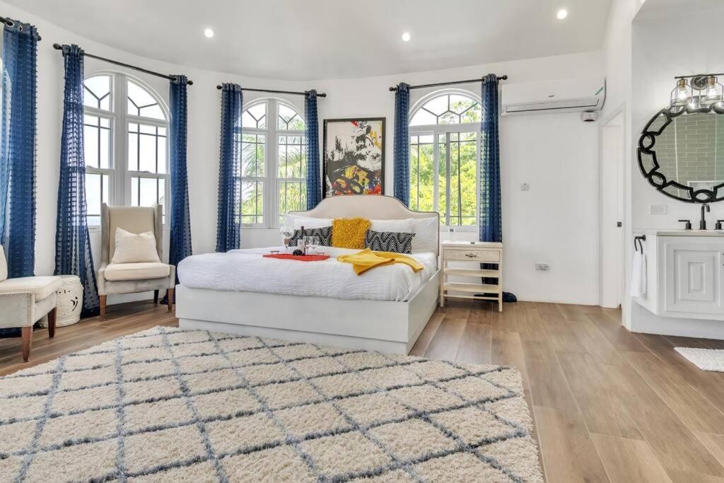 Postel nebo postele na pokoji v ubytování Mosaic luxury Villa