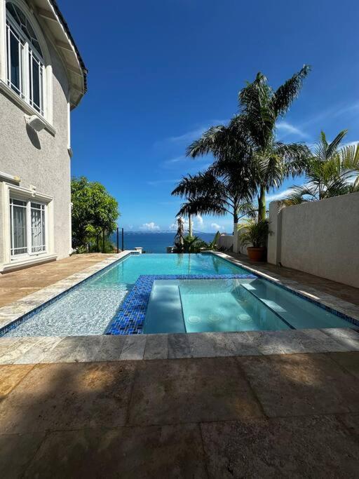 Bazén v ubytování Mosaic luxury Villa nebo v jeho okolí