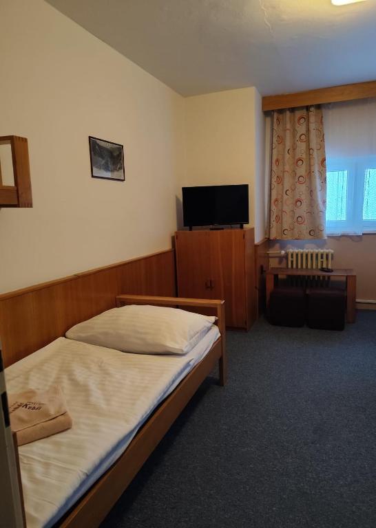 Postel nebo postele na pokoji v ubytování Horský Hotel Kubát