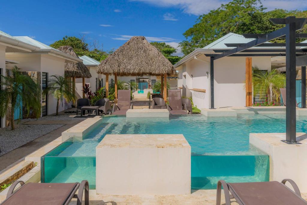 Bazén v ubytování Villas VR Beachwalk Avellanas nebo v jeho okolí