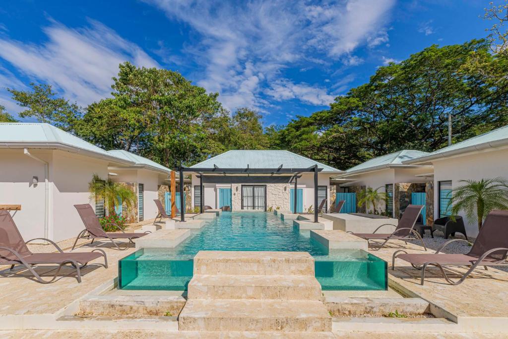 Bazén v ubytování Villas VR Beachwalk Avellanas nebo v jeho okolí