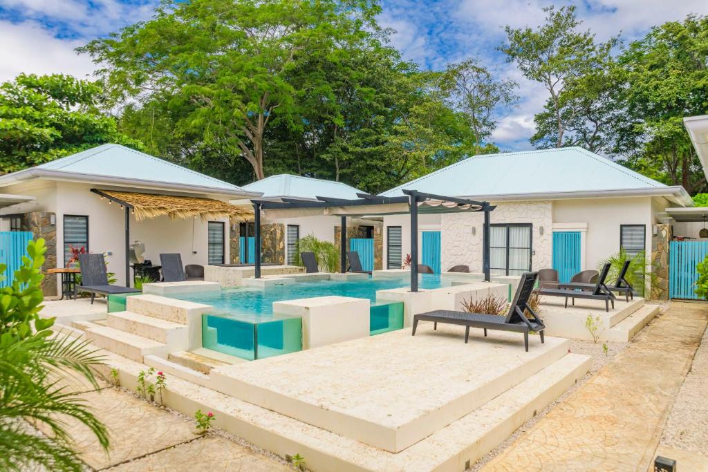Bazén v ubytování Villas VR Beachwalk Avellanas nebo v jeho okolí