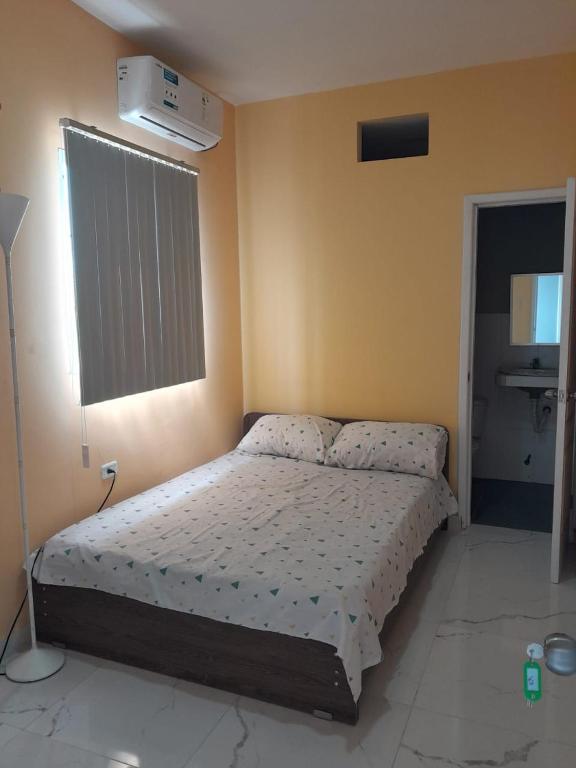 Postel nebo postele na pokoji v ubytování Hostal las Palmeras Olon