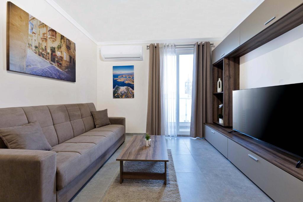 TV a/nebo společenská místnost v ubytování Luxurious & Spacious 1BD Stay at The Podium - Yacht Marina Area